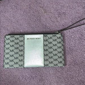 MICHAEL KORS Wristlet